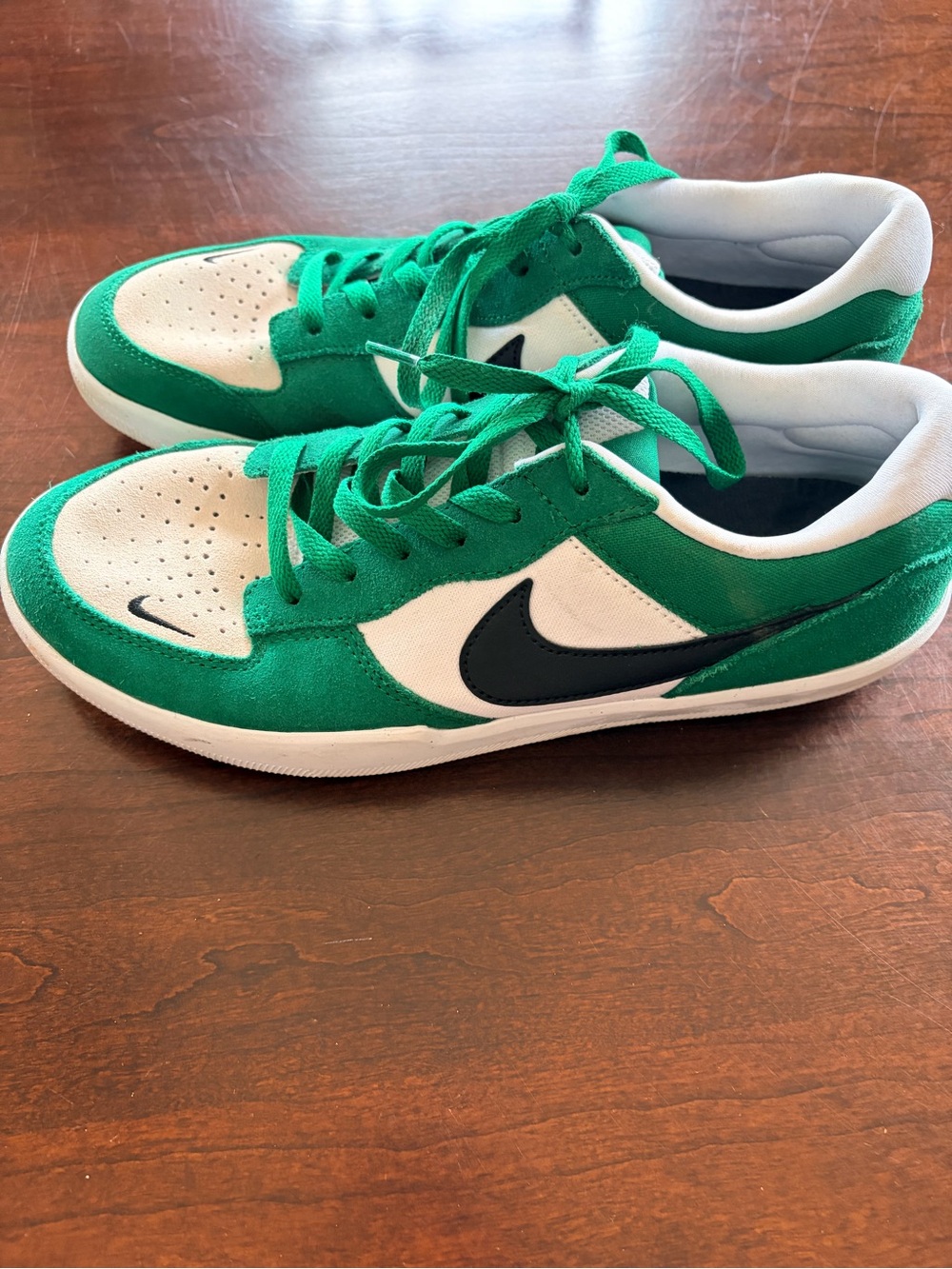 Men’s sz 10.5 Nike Low-Top Sneakers in Green, White and Black
